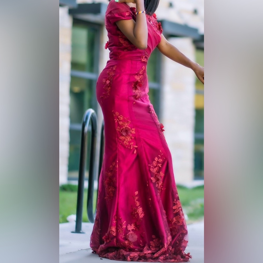 Elegant Fuchsia Lace-Appliqué Maxi Dress - Picture 4 of 7